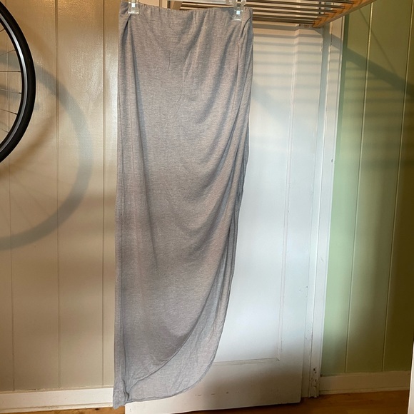 LovPosh Hi-Lo gray skirt w/elastic waist band - Picture 1 of 13